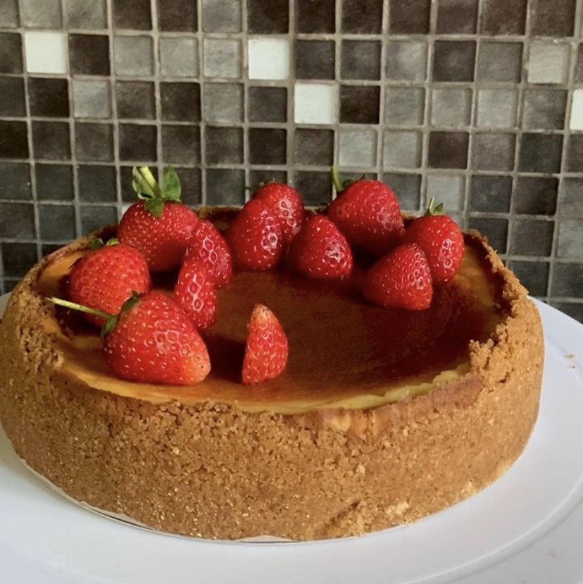 Baked cheese cake with fresh strawberry topping